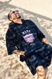 homme portant poncho bleu marine avec logo rose et blanc