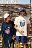 femme portant poncho bleu marine avec logo rose et blanc