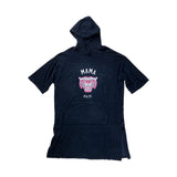 poncho bleu marine avec logo rose et blanc