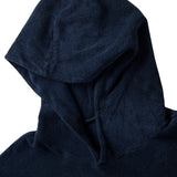 poncho bleu marine avec logo rose et blanc et capuche