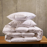 paire de coussins semi-fermes blancs et couette