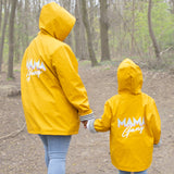 parent et enfant portant cirés jaunes avec logo