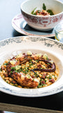 plat dans assiette creuse blanche et bleue