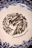 assiette bleue et blanche avec dessin