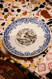 assiette bleue et blanche avec dessin
