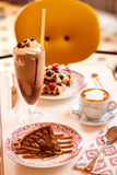 tarte et gâteau sur assiettes à dessert