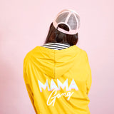 femme portant ciré jaune avec logo