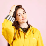 femme portant ciré jaune avec logo