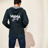 homme portant ciré noir avec logo