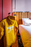 ciré jaune avec logo dans chambre Mamashelter