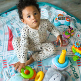 enfant jouant sur son tapis de jeu