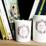 bougie blanche avec logo sur étagère