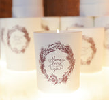 bougie blanche avec logo de fleurs