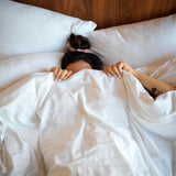 personne enveloppée dans une couette