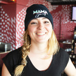 femme portant bonnet bleu marine avec logo
