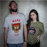 couple portant T-shirt gris et vert kaki avec logo 