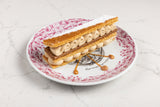 mille-feuille dans assiette plate rose et blanche