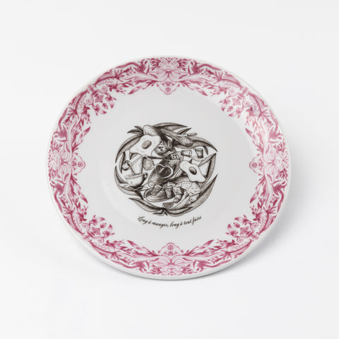 assiette plate blanche et rose avec logo noir